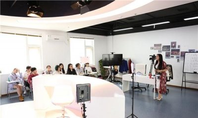 播音主持属于什么专业(播音属于什么专业)