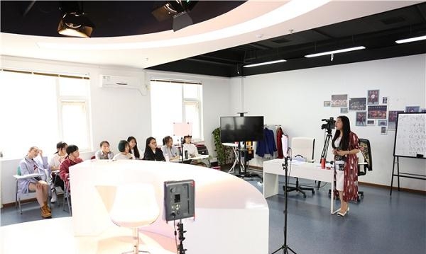 播音主持属于什么专业(播音属于什么专业)  第1张 播音主持属于什么专业(播音属于什么专业)  第1张