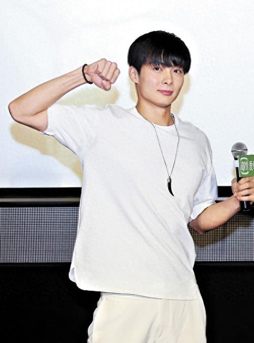 21岁的新晋小生张铭恩，老九门中帅帅的张副官