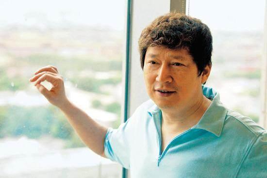 李春平娶好莱坞女星为妻得70亿遗产,拿来做公益,晚年却无人陪伴