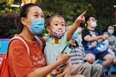 第23届上海国际电影节正式开幕 在浦东繁华商圈“重逢”光影盛宴