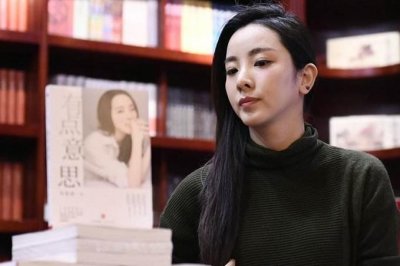 央视“气象一姐”杨丹,主持24年冻龄不老,与大学初恋隐婚生子