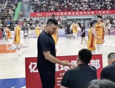 男篮国手李根久违亮相!前妻分走千万家产,二婚娶名校博士生一子