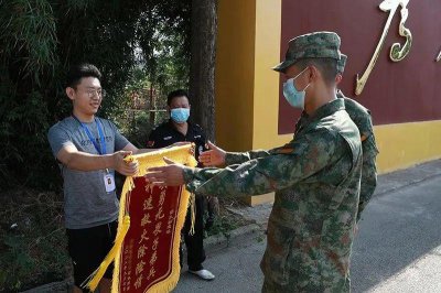正在家休息的“东风快递员”,在业主群火了