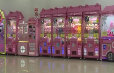 抓娃娃“走火入魔”,男子花2万元后,开始购买“作弊器”