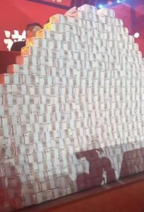 年会狂发 7300 万现金,3 名员工各领 500 万!回应来了
