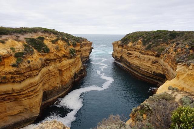 世界上最美的海滨公路,建于悬崖峭壁之间,有着此生难见的绝景