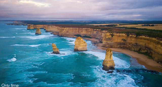 世界上最美的海滨公路,建于悬崖峭壁之间,有着此生难见的绝景