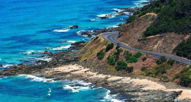 世界上最美的海滨公路,建于悬崖峭壁之间,有着此生难见的绝景