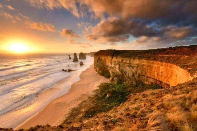 世界上最美的海滨公路,建于悬崖峭壁之间,有着此生难见的绝景