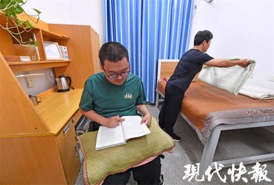 仅靠两根手指写字!“轮椅男孩”董亦超来东南大学报到了