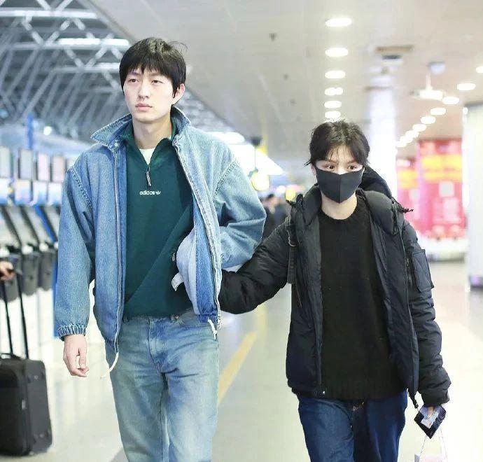 春夏金大川公开恋情!牵手现身机场,小动作太甜了