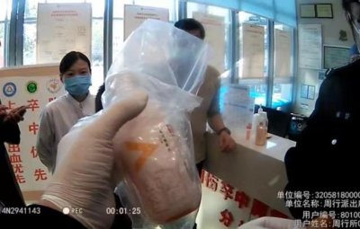 洁厕灵装饮料瓶内,男生接同学递来不慎误饮