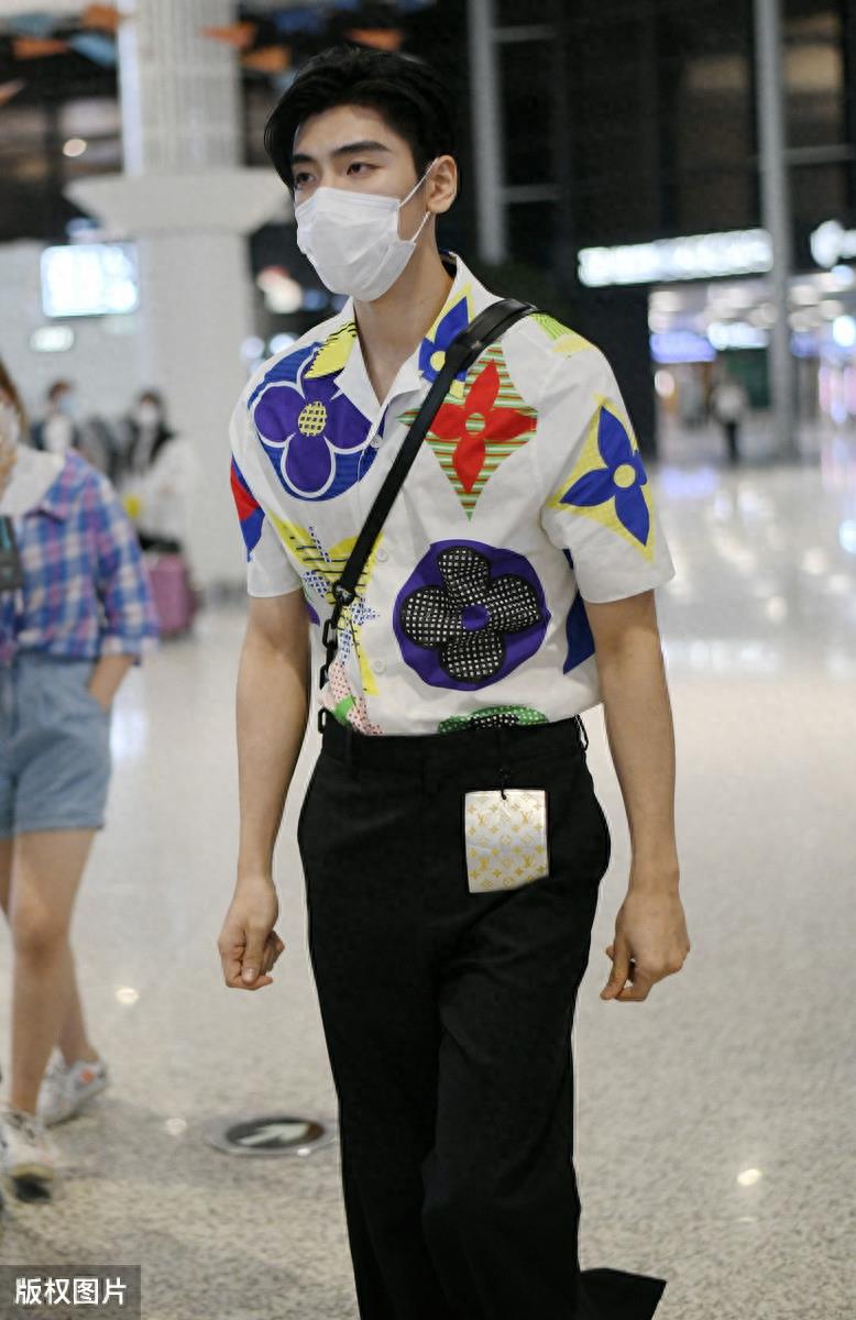 王子异不愧是富二代出身,从头到脚都是奢侈品