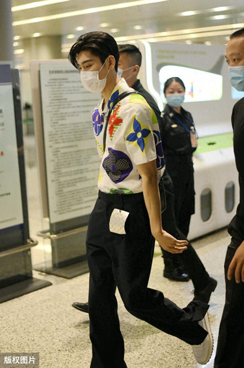 王子异不愧是富二代出身,从头到脚都是奢侈品