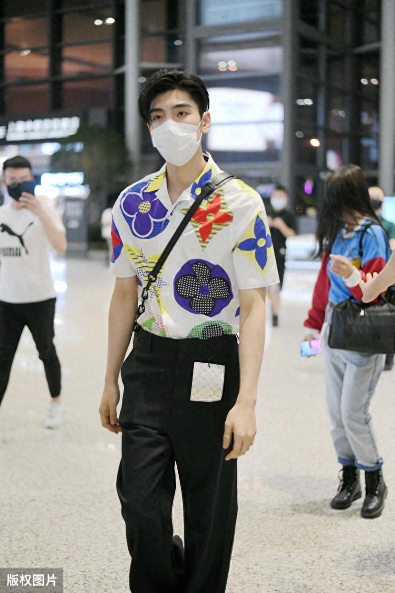 王子异不愧是富二代出身,从头到脚都是奢侈品