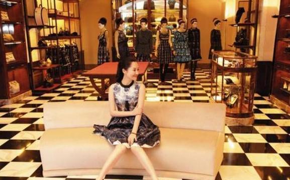 带你看看许晴的豪宅，家里布置跟宫殿一样，衣帽间摆满鞋子和包包