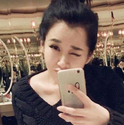 带你看看许晴的豪宅，家里布置跟宫殿一样，衣帽间摆满鞋子和包包