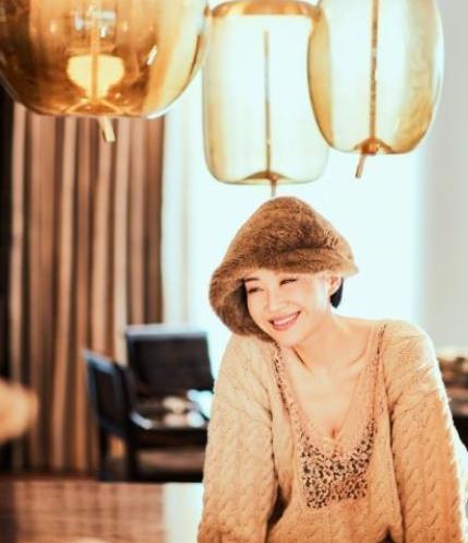 带你看看许晴的豪宅，家里布置跟宫殿一样，衣帽间摆满鞋子和包包