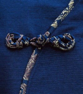 ​灭烛怜光满，披衣觉露滋