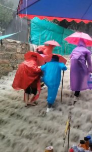 ​泰山因暴雨关闭台阶变瀑布？景区：已恢复开放，游客需关注天气预报