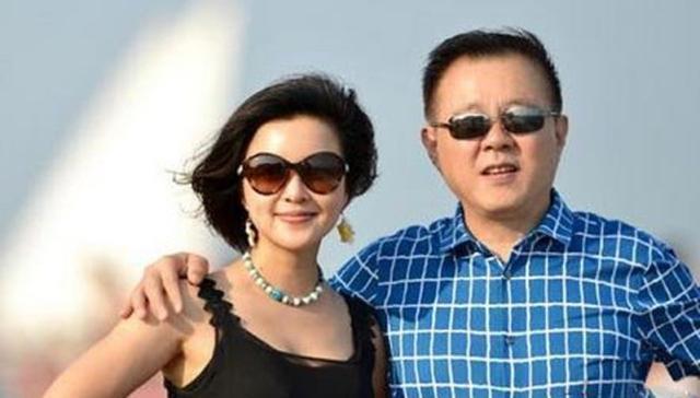 当年她给赵薇做配角，靠自己30岁成亿万富婆，39岁比赵薇美