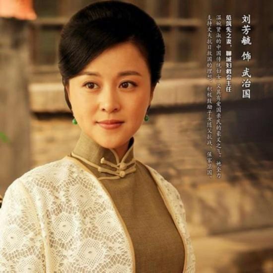 当年她给赵薇做配角，靠自己30岁成亿万富婆，39岁比赵薇美