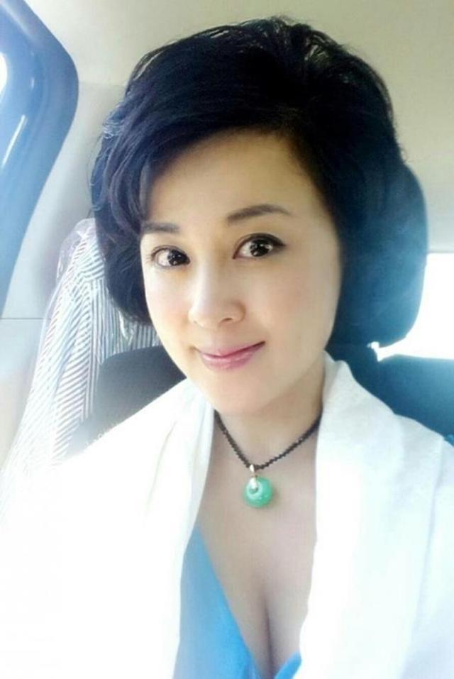 当年她给赵薇做配角，靠自己30岁成亿万富婆，39岁比赵薇美