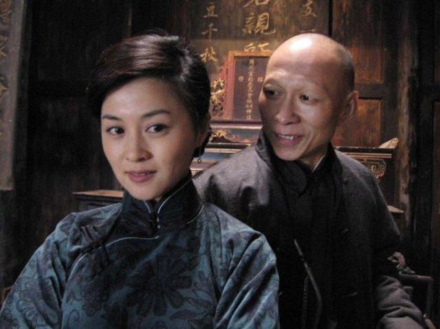 当年她给赵薇做配角，靠自己30岁成亿万富婆，39岁比赵薇美