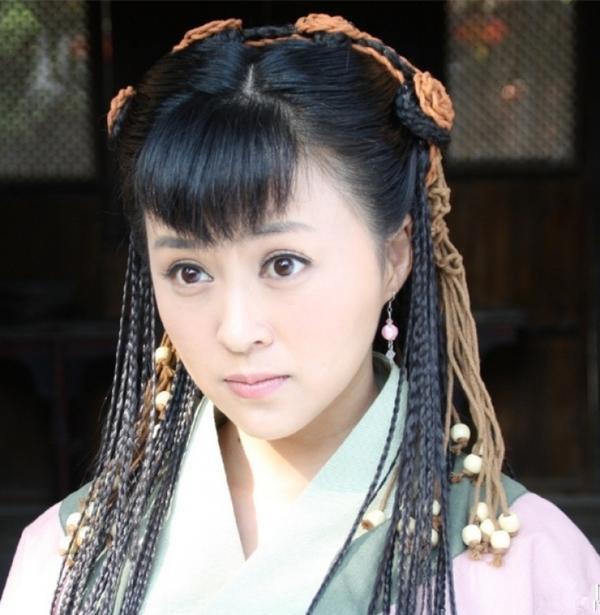 当年她给赵薇做配角，靠自己30岁成亿万富婆，39岁比赵薇美