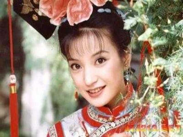 当年她给赵薇做配角，靠自己30岁成亿万富婆，39岁比赵薇美