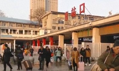 ​车站“撕钱角”骗局，骗了很多农民工，别被套路了，快来揭秘骗局