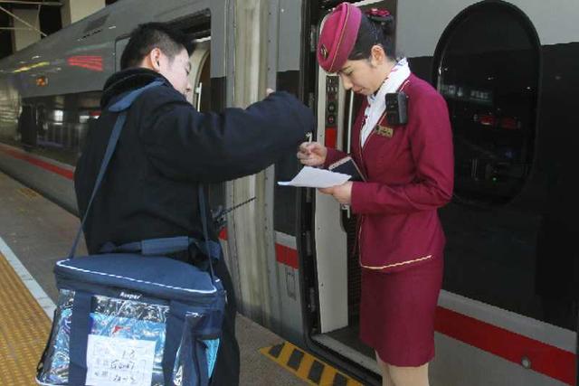 高铁上外卖都有哪些（高铁外卖如何送到乘客手中）(4)