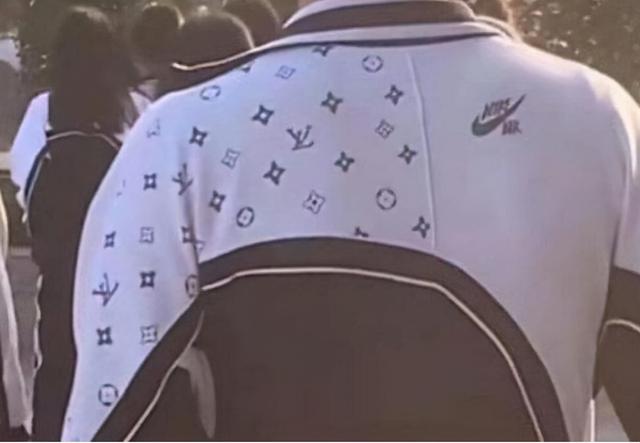 高中生校服手绘款式图（高中生手绘校服火了）(7)