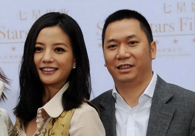 ​被泼粪，殴打孕妇？赵薇被封杀消失后，父亲去世，嫂子卷走5.2亿