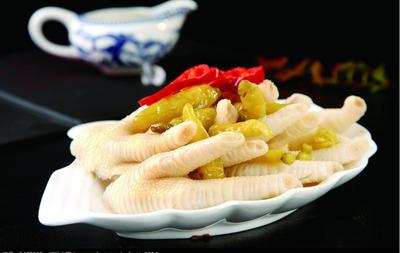 泡椒凤爪正宗家庭做法（绝对不能错过的家常泡椒凤爪做法）(1)