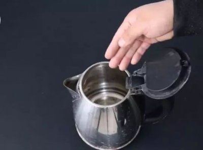 ​电水壶除垢的最好方法（电热水壶只用不洗？只需一招，水垢自己哗哗往下掉，立