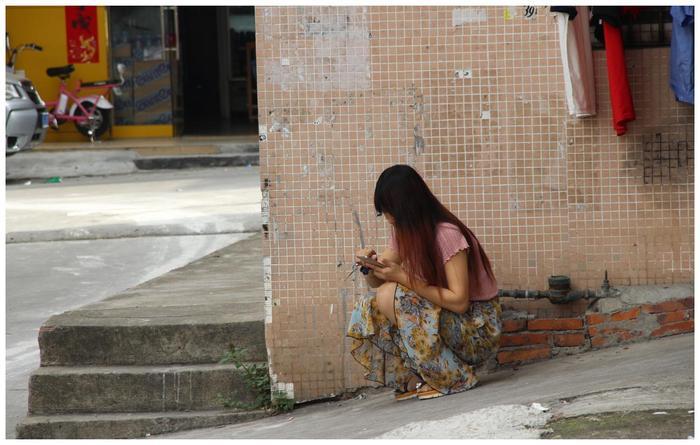 淡水小巷子“豪爽街”，曾经男人的天堂，游客前往表示：风韵犹存