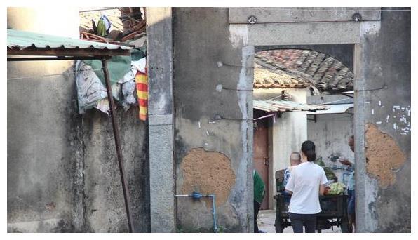 淡水小巷子“豪爽街”，曾经男人的天堂，游客前往表示：风韵犹存