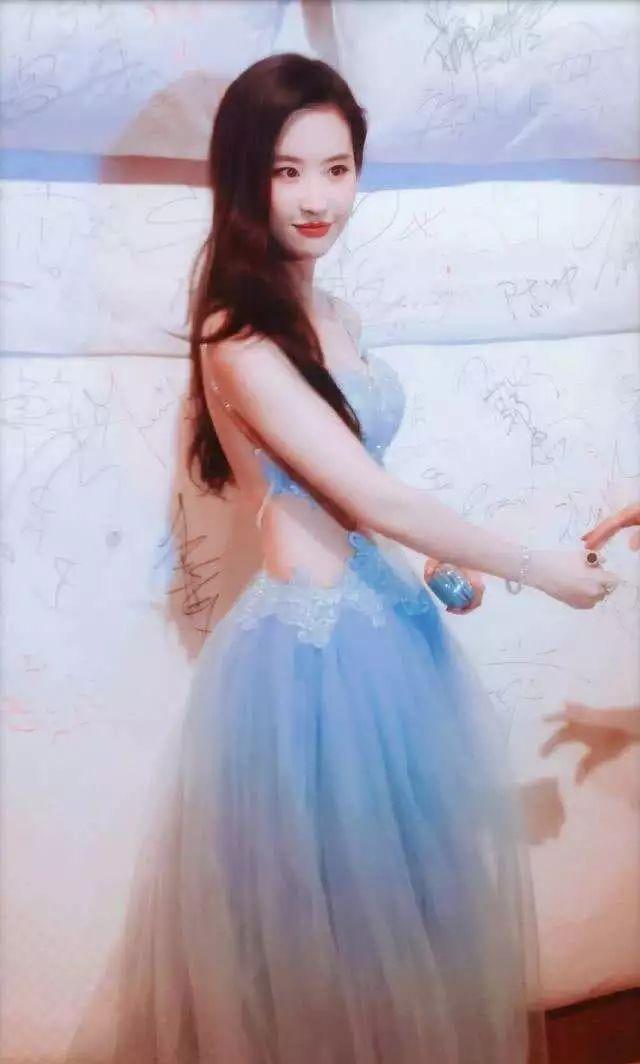 明人不说暗话，我也想摸一下刘亦菲的美背