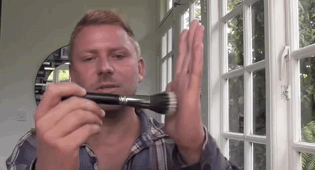 香奈儿伸缩粉底刷多少钱？香奈儿伸缩粉底刷怎么样？