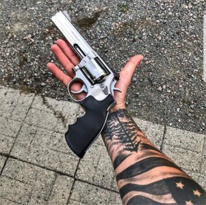 ​枪械欣赏系列，手枪图一组送给爱枪的你，看一下过过眼瘾