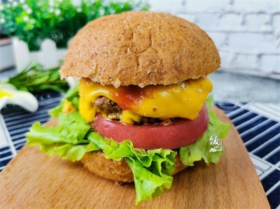 ​家庭汉堡的做法简单又好吃，食材安全放心吃，不用去快餐店里买