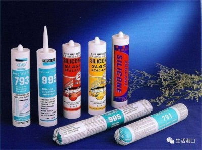 ​玻璃胶怎么洗掉衣服上（衣服上的玻璃胶怎么去掉）