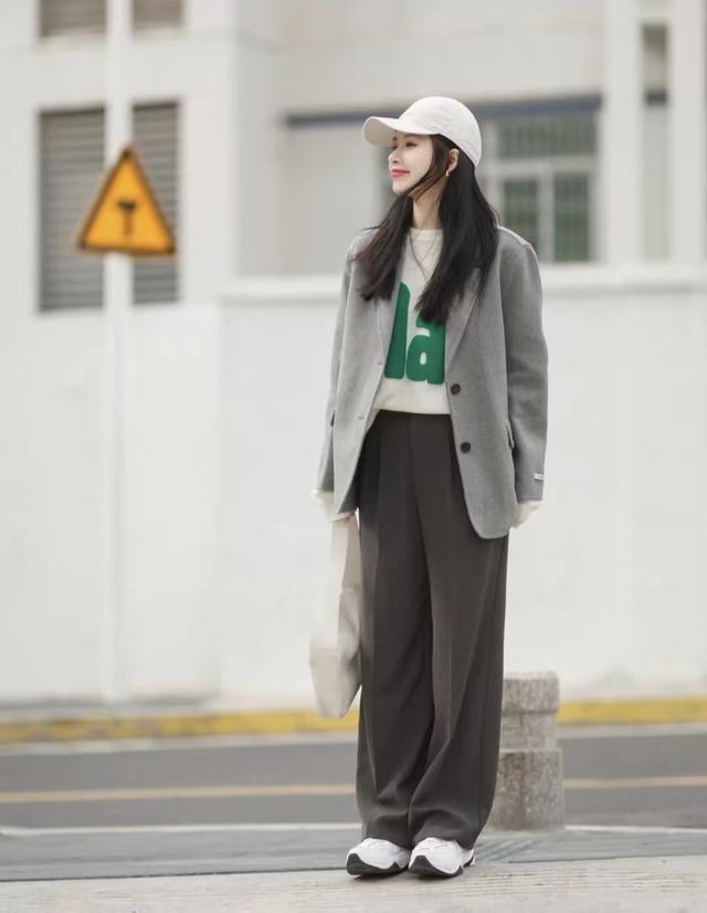 肤色白皮肤黑的穿什么颜色好看（皮肤黑穿这5个颜色既显白显年轻）(3)