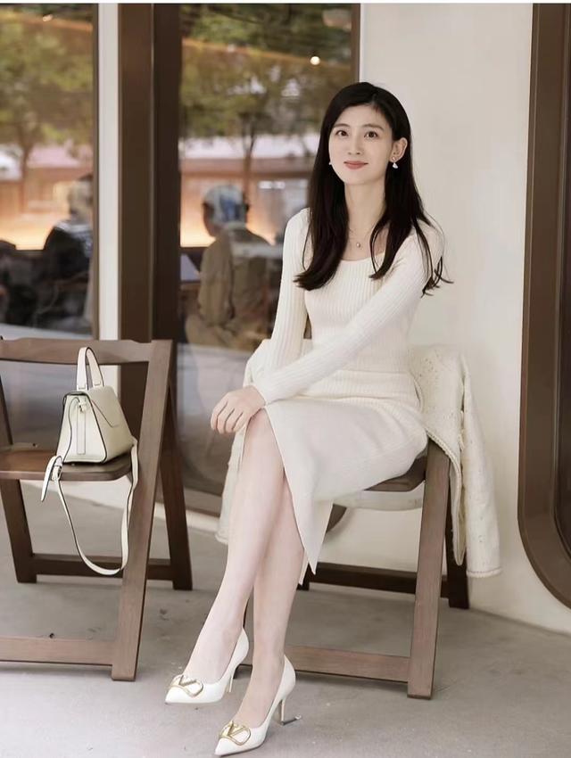 肤色白皮肤黑的穿什么颜色好看（皮肤黑穿这5个颜色既显白显年轻）(20)