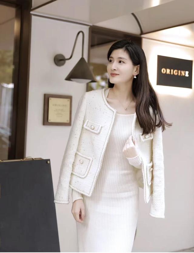 肤色白皮肤黑的穿什么颜色好看（皮肤黑穿这5个颜色既显白显年轻）(19)