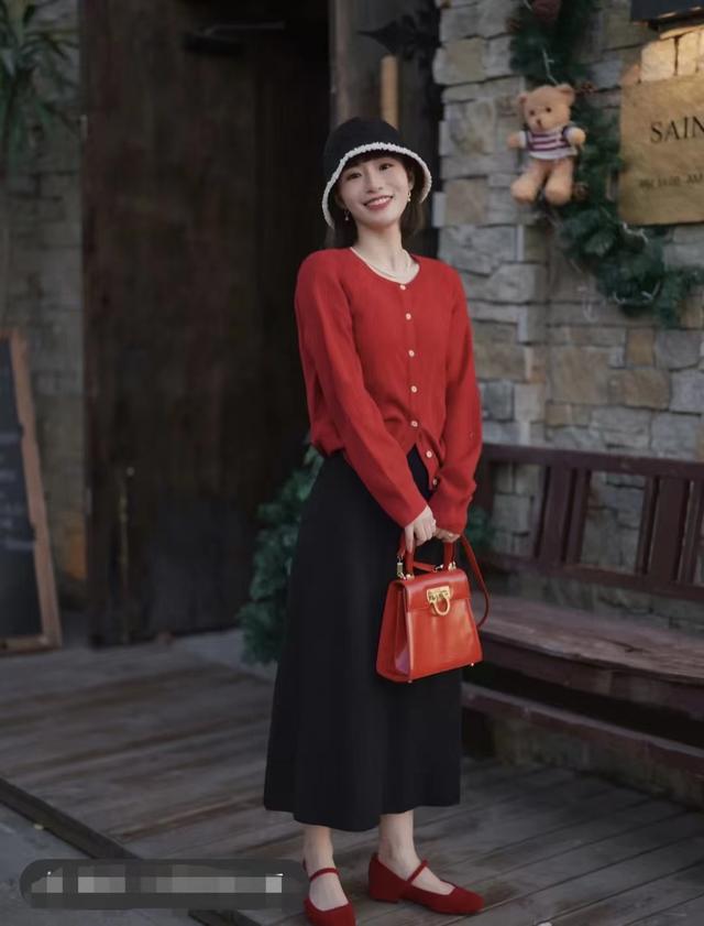 肤色白皮肤黑的穿什么颜色好看（皮肤黑穿这5个颜色既显白显年轻）(13)