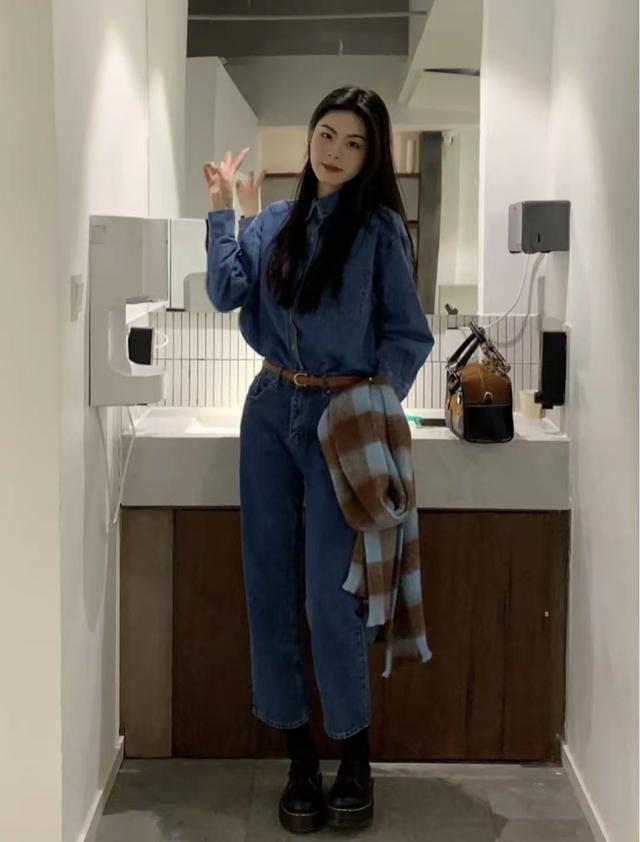 肤色白皮肤黑的穿什么颜色好看（皮肤黑穿这5个颜色既显白显年轻）(6)