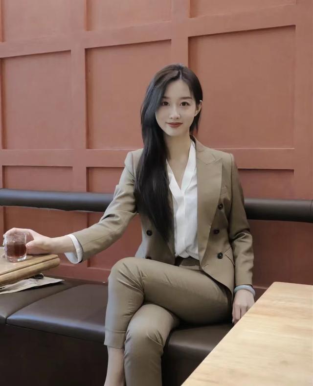 肤色白皮肤黑的穿什么颜色好看（皮肤黑穿这5个颜色既显白显年轻）(11)